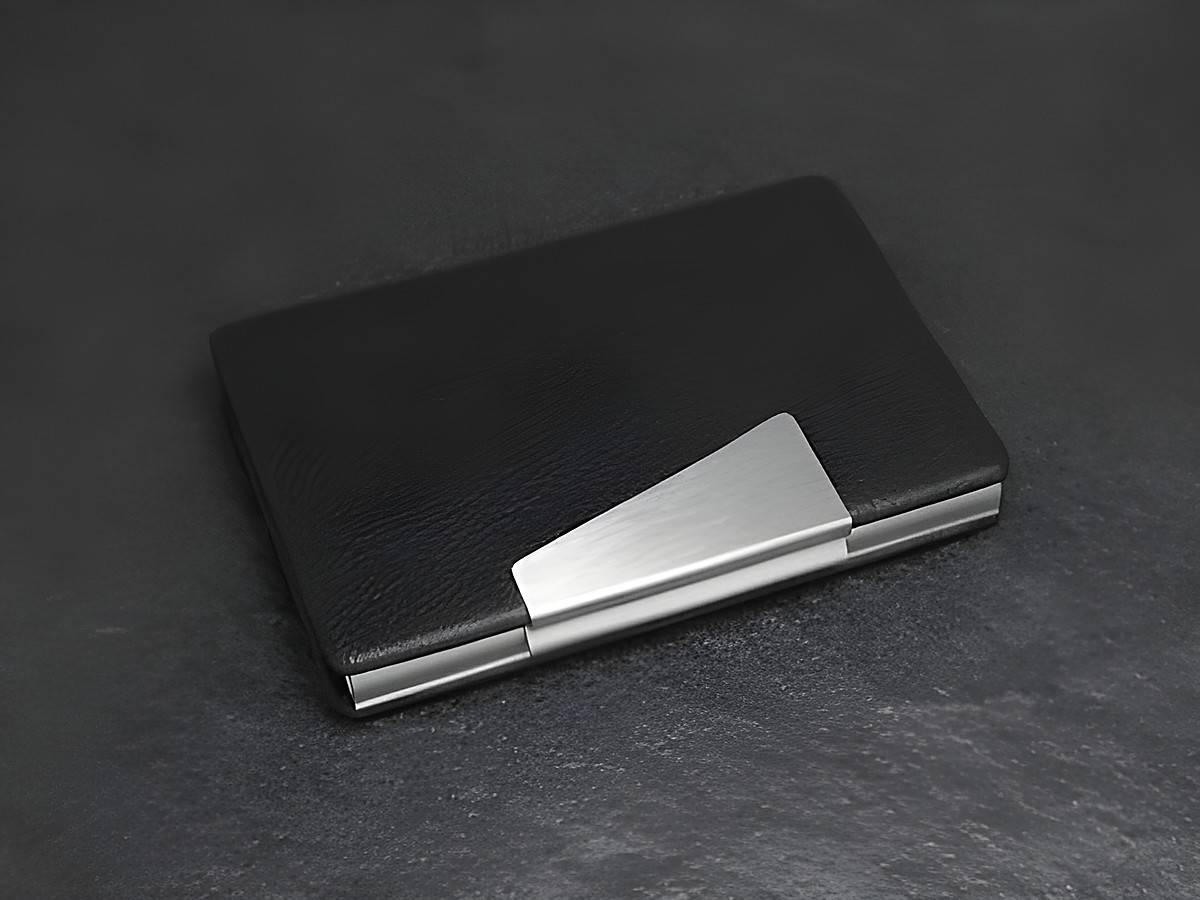 Etui für Visitenkarten in Schwarz mit Gravurfläche, aus feinem Material, elegantes Design, Hersteller Juwelier Harnisch, ideal für die stilvolle Aufbewahrung von Visitenkarten.