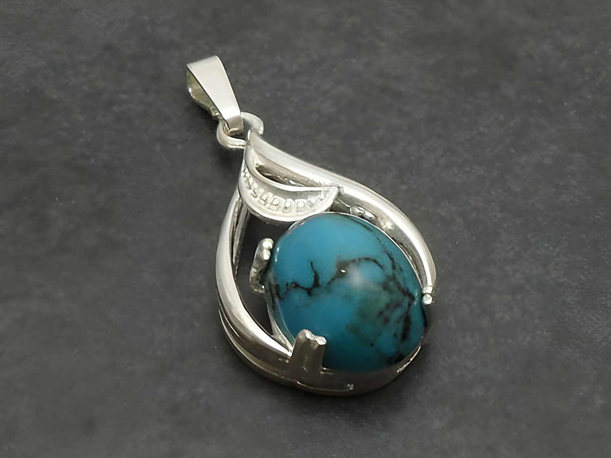 Silber Anhänger mit Türkis und Blätterdesign, hergestellt von Juwelier Harnisch, verziert mit weiteren Steinen. Ideal für Schmuckliebhaber, die edles Design schätzen.