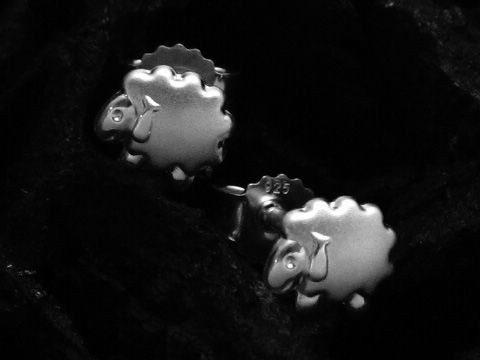 36006-0 Schaf Sterling Silber Ohrring teilmattiert in Form von Schäfchen, hergestellt von Juwelier Harnisch, ideal für Kinder. Der Ohrschmuck bietet ein charmantes und niedliches Design.