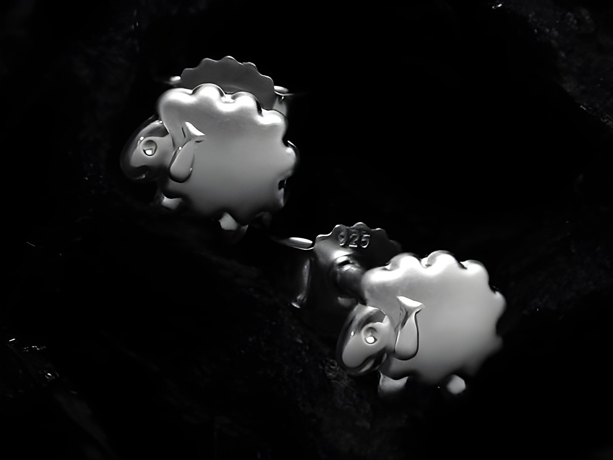Schaf Sterling Silber Ohrring teilmattiert in Form von Schäfchen, hergestellt von Juwelier Harnisch, ideal für Kinder. Der Ohrschmuck bietet ein charmantes und niedliches Design.