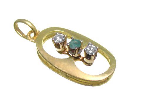 Ovaler Diamant Gold Anhänger aus Gelbgold mit drei Edelsteinen, darunter zwei Brillanten und ein grüner Stein, Hersteller Juwelier Harnisch, Größe 20 mm.