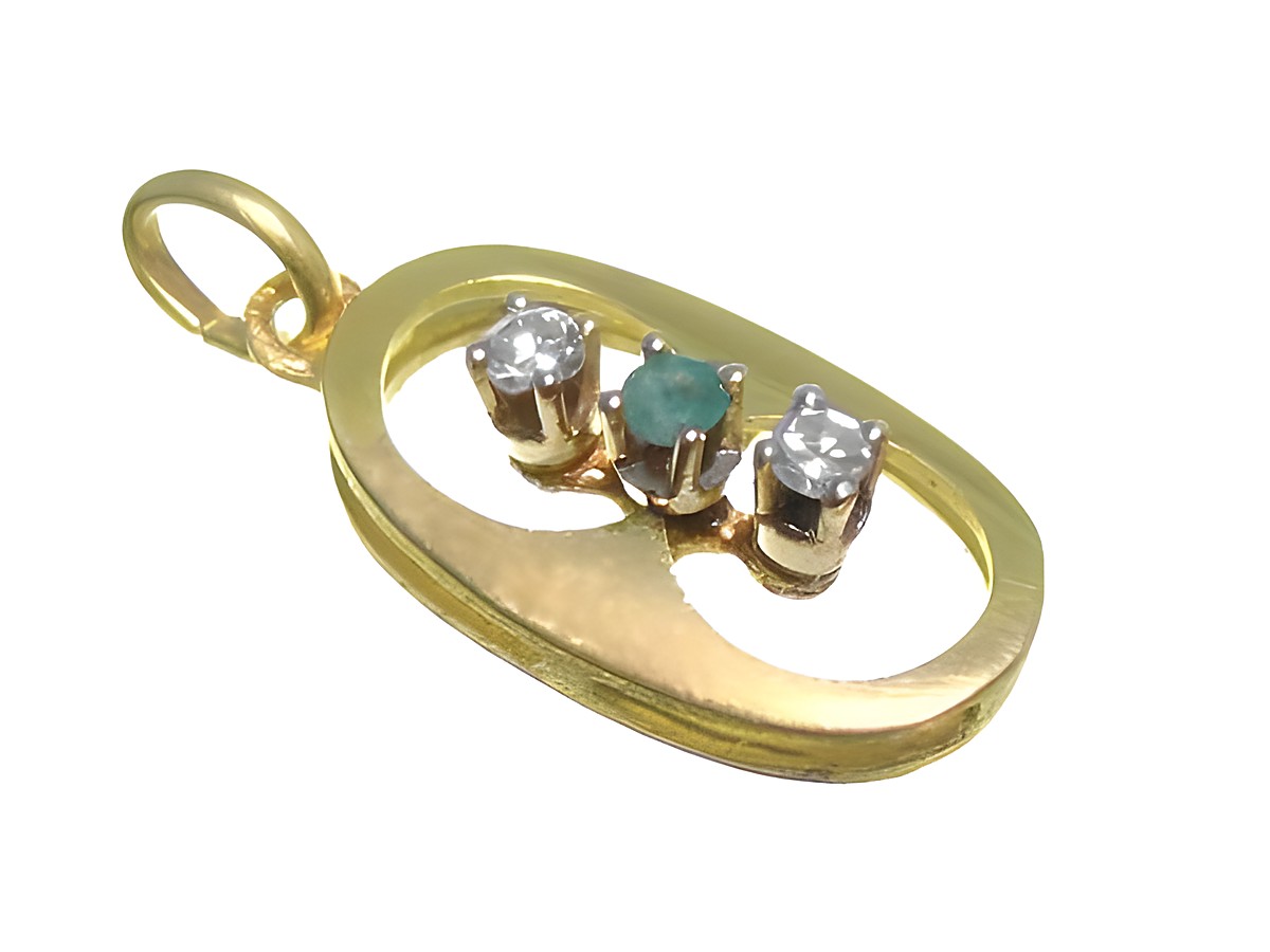 Ovaler Diamant Gold Anhänger aus Gelbgold mit drei Edelsteinen, darunter zwei Brillanten und ein grüner Stein, Hersteller Juwelier Harnisch, Größe 20 mm.