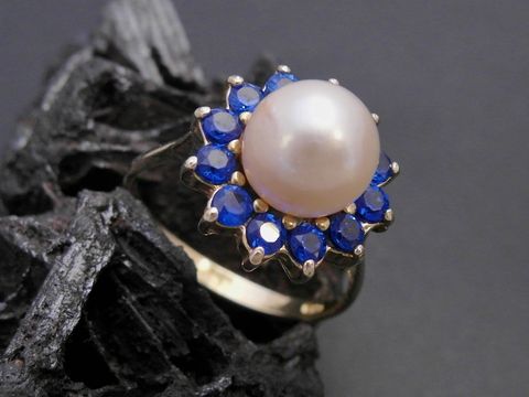 Gold Perlen Ring nostalgisch Gr. 55 7,4 mm Zuchtperle mit synthetischen Saphiren, Hersteller Juwelier Harnisch bis Gr. 56 18. Elegantes Design mit glitzerndem Zentrum.