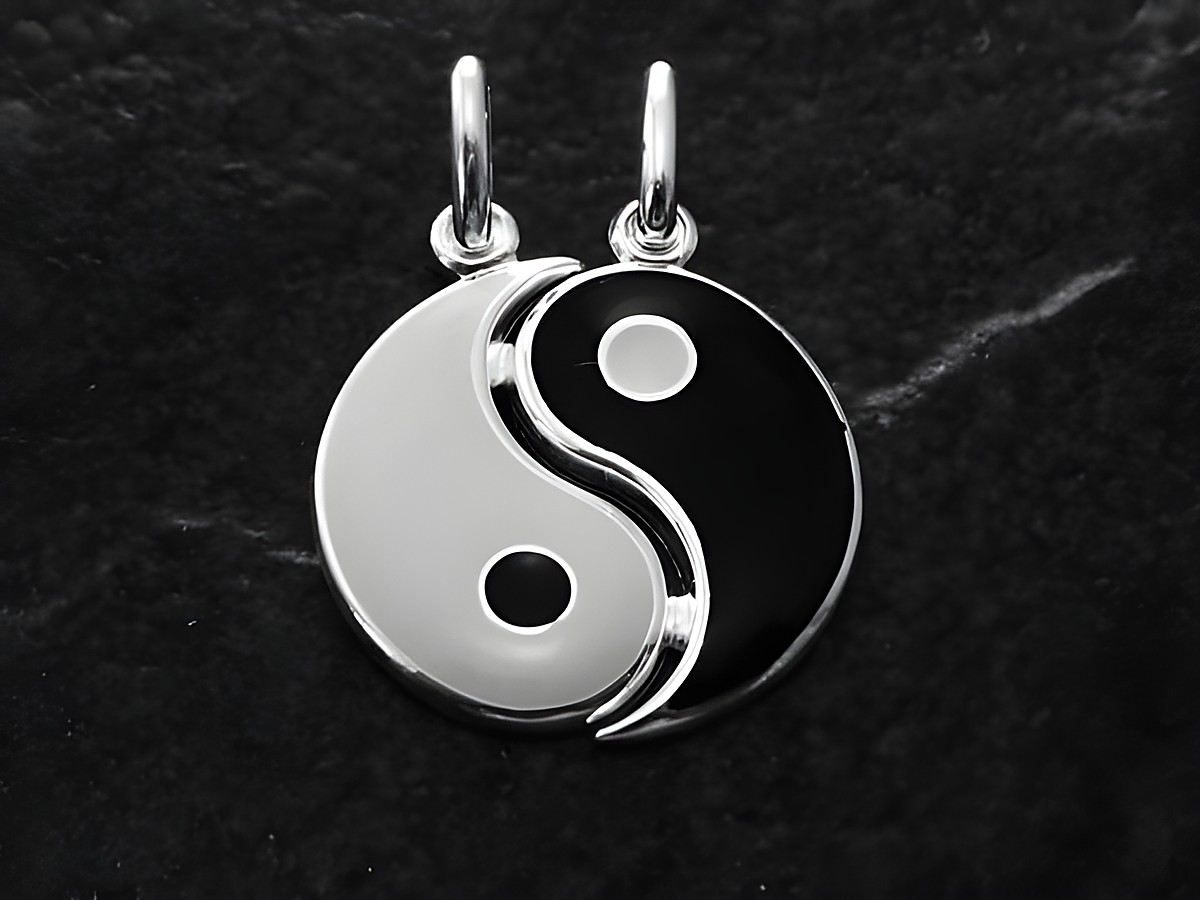 Yin Yang Silber Partner Anhänger emailliert, aus hochwertigem Silber gefertigt von Juwelier Harnisch, symbolisiert Harmonie und ist ein idealer Glücksbringer.