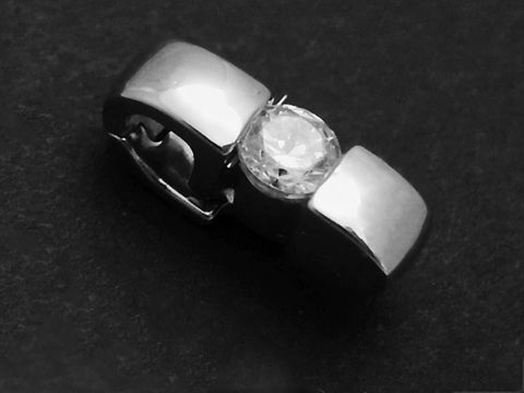 Hochwertiger Anhänger aus rhodiniertem Sterling Silber mit Spannring und funkelndem Zirkonia in der Mitte, hergestellt von Juwelier Harnisch, elegant und zeitlos im Design.