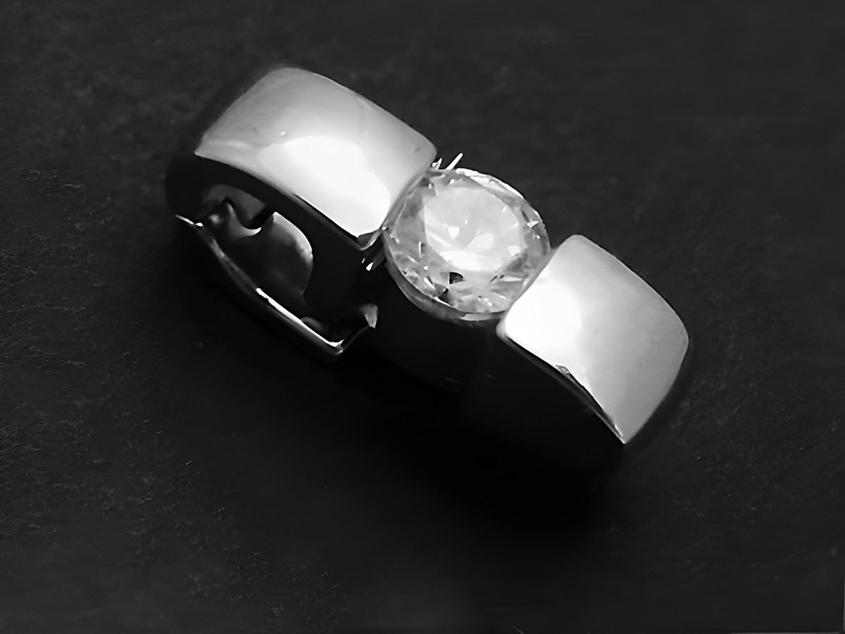 Hochwertiger Anhänger aus rhodiniertem Sterling Silber mit Spannring und funkelndem Zirkonia in der Mitte, hergestellt von Juwelier Harnisch, elegant und zeitlos im Design.