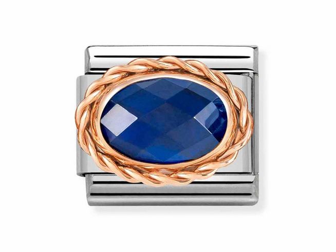 Edelstahl Charm in Roségold mit ovalem, facettiertem Zirkonia in Blau, umgeben von einem geflochtenen Rand, designed von Nomination.