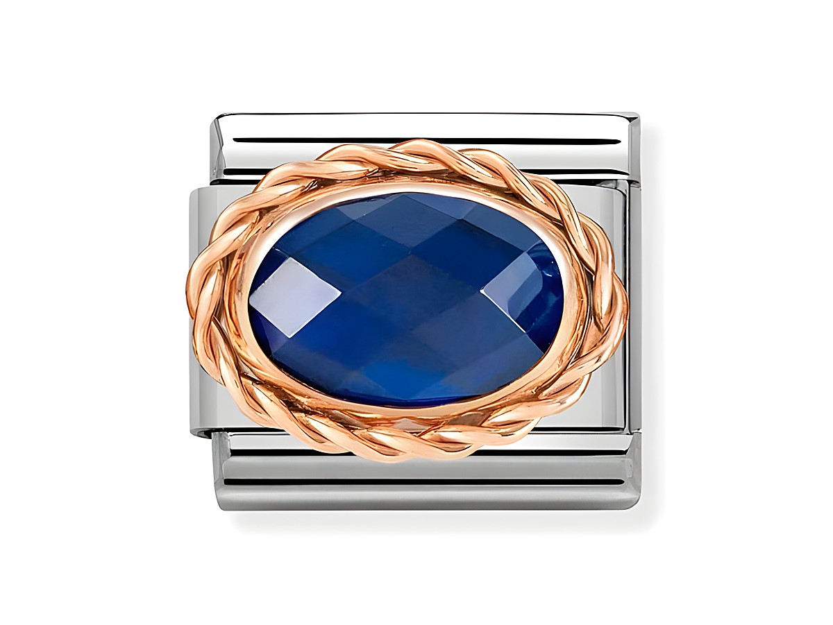 Edelstahl Charm in Roségold mit ovalem, facettiertem Zirkonia in Blau, umgeben von einem geflochtenen Rand, designed von Nomination.