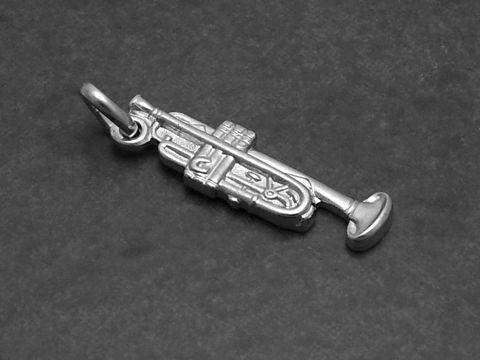 Silber Anhänger in Form einer Trompete, ein detailliertes Musikinstrument, hergestellt von Juwelier Harnisch, ideal für Musikliebhaber und als besonderes Schmuckstück.