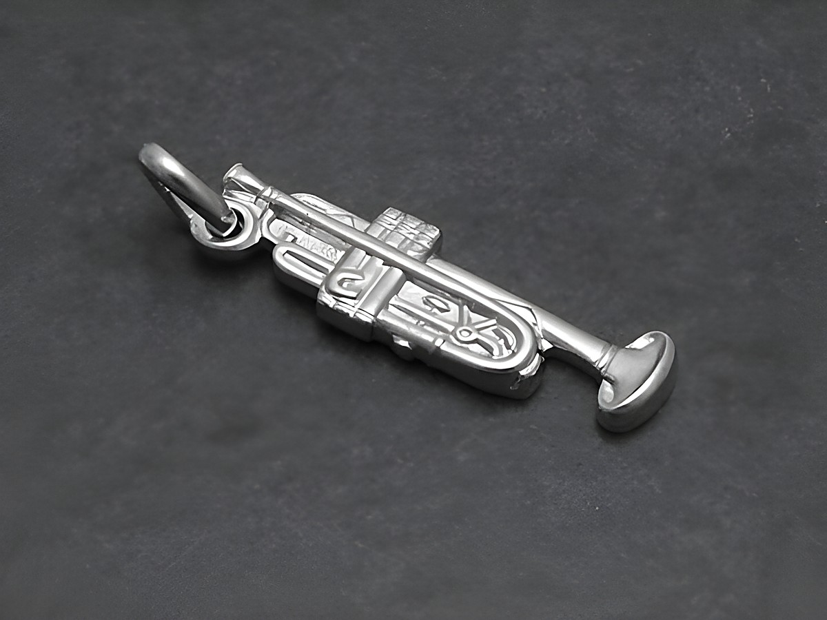 Silber Anhänger in Form einer Trompete, ein detailliertes Musikinstrument, hergestellt von Juwelier Harnisch, ideal für Musikliebhaber und als besonderes Schmuckstück.