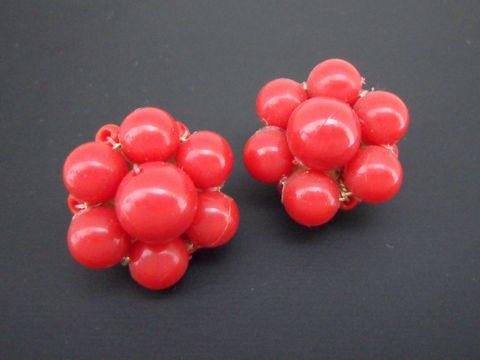 Ohrclip in weinrot mit blumigem Design und goldfarbenen Akzenten, gefertigt aus synthetischen Zuchtperlen, Hersteller Juwelier Harnisch, elegantes Schmuckstück für besondere Anlässe.