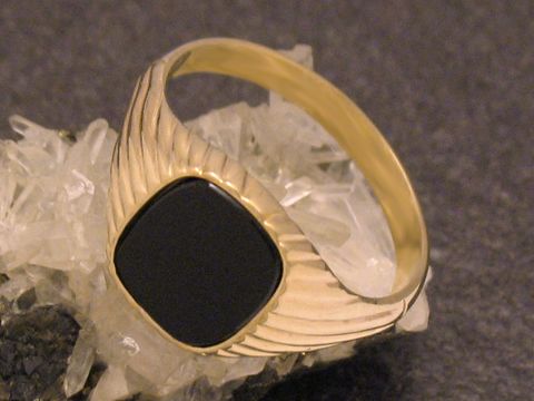 Goldring modern Gold 375 mit Onyx-Achat, Größe 70, Hersteller Juwelier Harnisch, über Größe 60/19, elegant mit geschwungenem Design und schwarzem Stein in der Mitte.