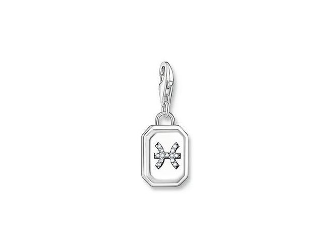 Charm-Anhänger von Thomas Sabo in Silber mit einem stilisierten Fisch-Sternzeichen und Zirkonia-Steinen, ideal für persönliche Schmuckstücke und als Geschenk.