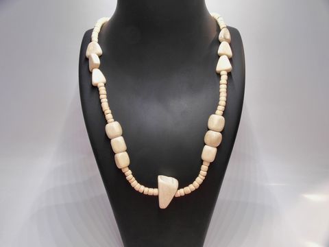 Holzkette Multiform 26 mm naturbraun 60 cm Holz Schmuck von Juwelier Harnisch, mit unterschiedlichen Holzformen und Natur-Oberfläche, ideal für einen natürlichen Look.