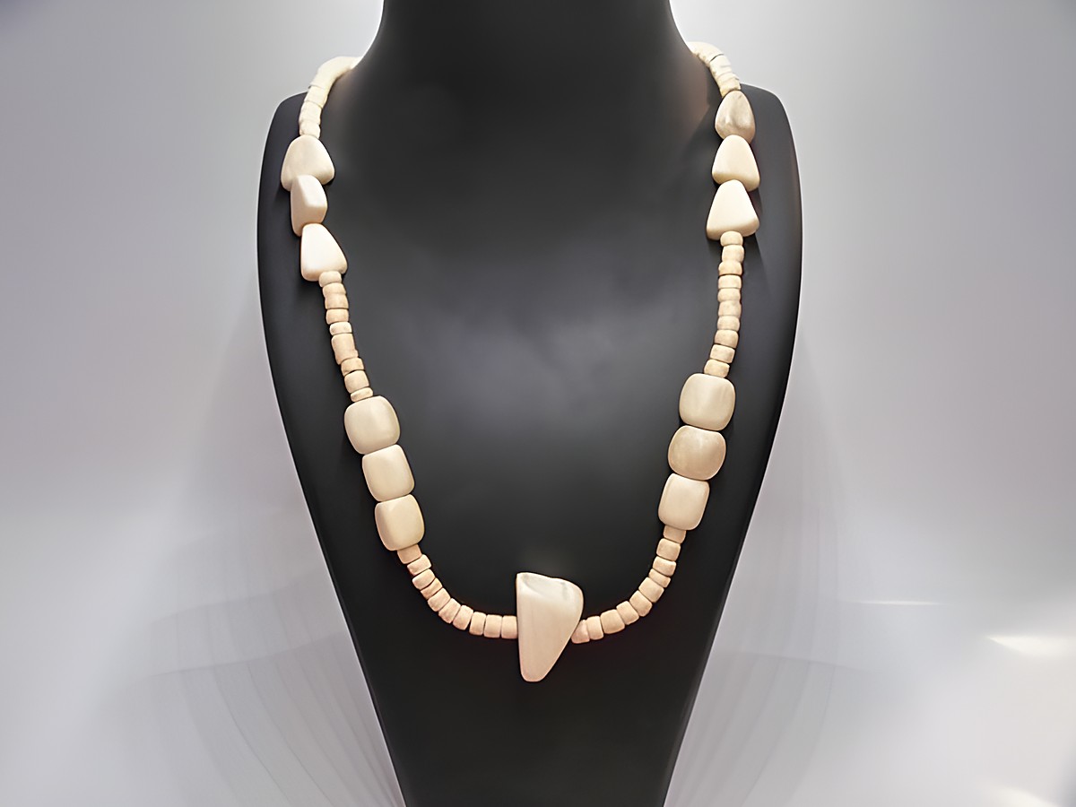 Holzkette Multiform 26 mm naturbraun 60 cm Holz Schmuck von Juwelier Harnisch, mit unterschiedlichen Holzformen und Natur-Oberfläche, ideal für einen natürlichen Look.