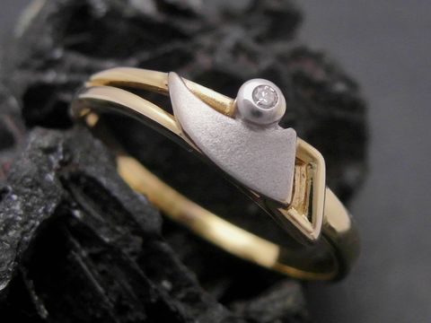 Gold Ring designorientiert Gold 585 bicolor mit Diamant. Eleganter Goldring in Gr. 56, Hersteller Juwelier Harnisch, bis Gr. 56/18, kunstvoll gestaltet mit modernen Akzenten.