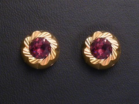 Lila facettierte Gold Ohrstecker von Juwelier Harnisch mit weiteren Steinen, elegant und strahlend im Design, ideal für festliche Anlässe oder den Alltag.