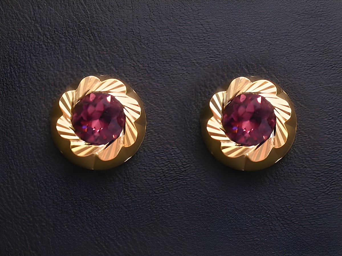 Lila facettierte Gold Ohrstecker von Juwelier Harnisch mit weiteren Steinen, elegant und strahlend im Design, ideal für festliche Anlässe oder den Alltag.