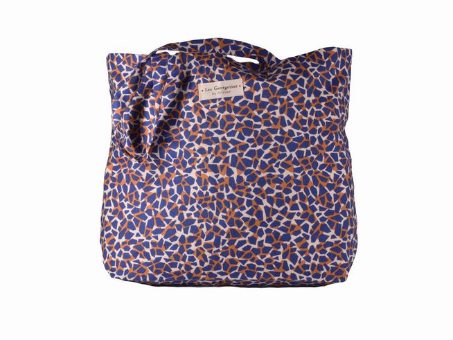 Einkaufsshopper von Les Georgettes mit einem bunten, geometrischen Muster in Blau und Orange, ideal für den täglichen Gebrauch. Maße 44x34,5 cm, praktischer Begleiter für alle Anlässe.