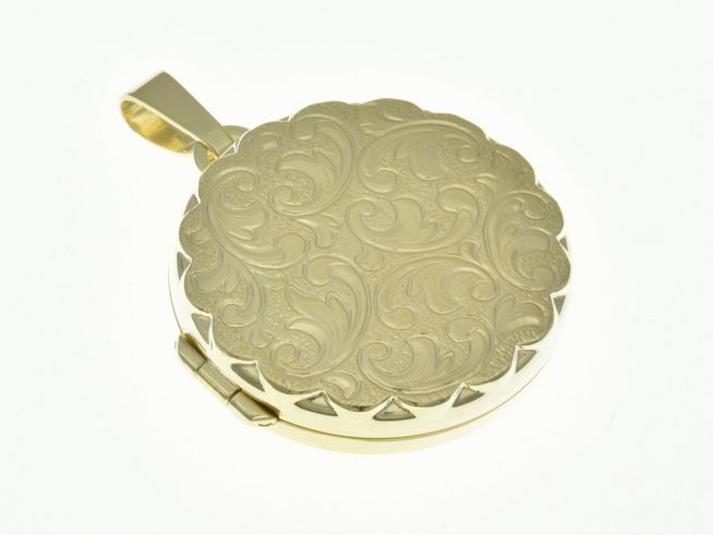 Medaillon in rundem Design mit feinem Diamantschliff, aus Sterling Silber, gelbgold vergoldet, reizend verziert, Hersteller: Juwelier Harnisch, vergoldet in edlem Gelbgold.