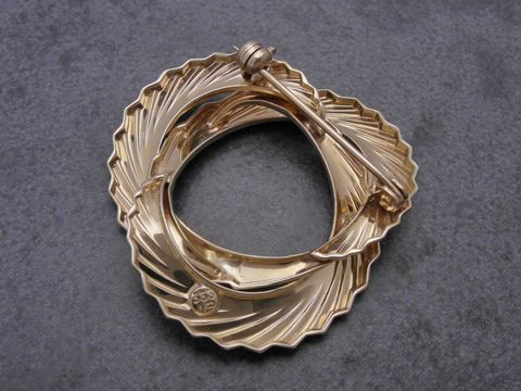 Gold Brosche schlicht elegant Gold 333 Anstecknadel von Juwelier Harnisch, designorientierte Brosche mit stilvollem, gedrehtem Muster. Ideal für besondere Anlässe.