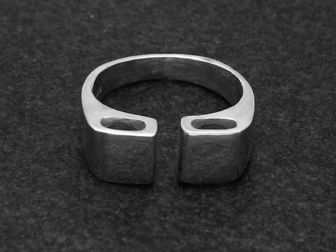 Silberring mit außergewöhnlichem Design, Größe wenig verstellbar, Hersteller Juwelier Harnisch, ohne Stein, modern und schlicht gehalten, ideal für individuelle Stilansprüche.