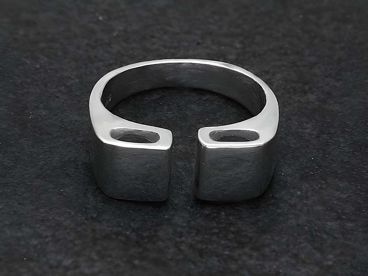 Silberring mit außergewöhnlichem Design, Größe wenig verstellbar, Hersteller Juwelier Harnisch, ohne Stein, modern und schlicht gehalten, ideal für individuelle Stilansprüche.
