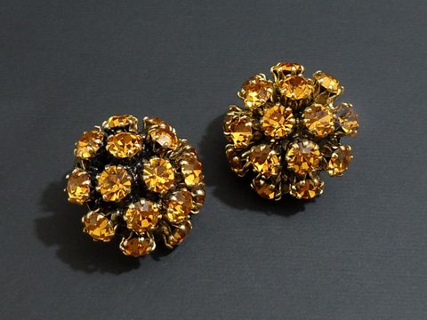 Prunkvolle orange goldfarbene Strass Ohrclips von Juwelier Harnisch, funkelnde Steine in blütenförmigem Design, ideal für festliche Anlässe und stilvolle Akzente.