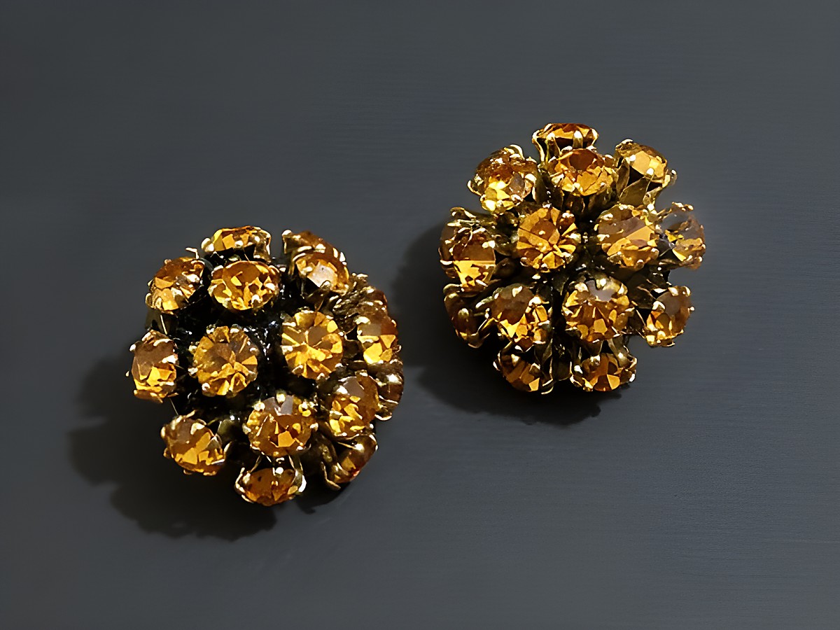 Prunkvolle orange goldfarbene Strass Ohrclips von Juwelier Harnisch, funkelnde Steine in blütenförmigem Design, ideal für festliche Anlässe und stilvolle Akzente.