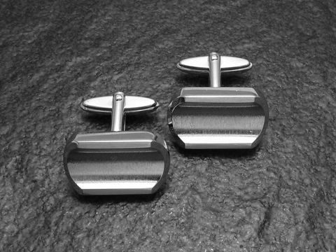 Manschettenknöpfe aus echtem Silber in konkavem Cut, glänzende Oberfläche, modern und elegant, ideal für formelle Anlässe, Hersteller Juwelier Harnisch, Bestseller.