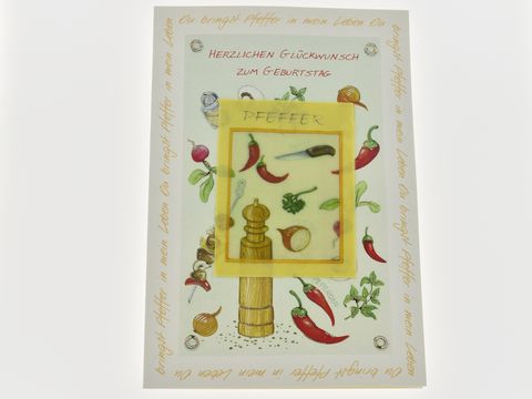 Eine Geburtstagskarte mit einer Illustration von Gewürzen, darunter Chillischoten und Kräuter, und einem Beutel mit der Aufschrift Pfeffer, hergestellt von Juwelier Harnisch.
