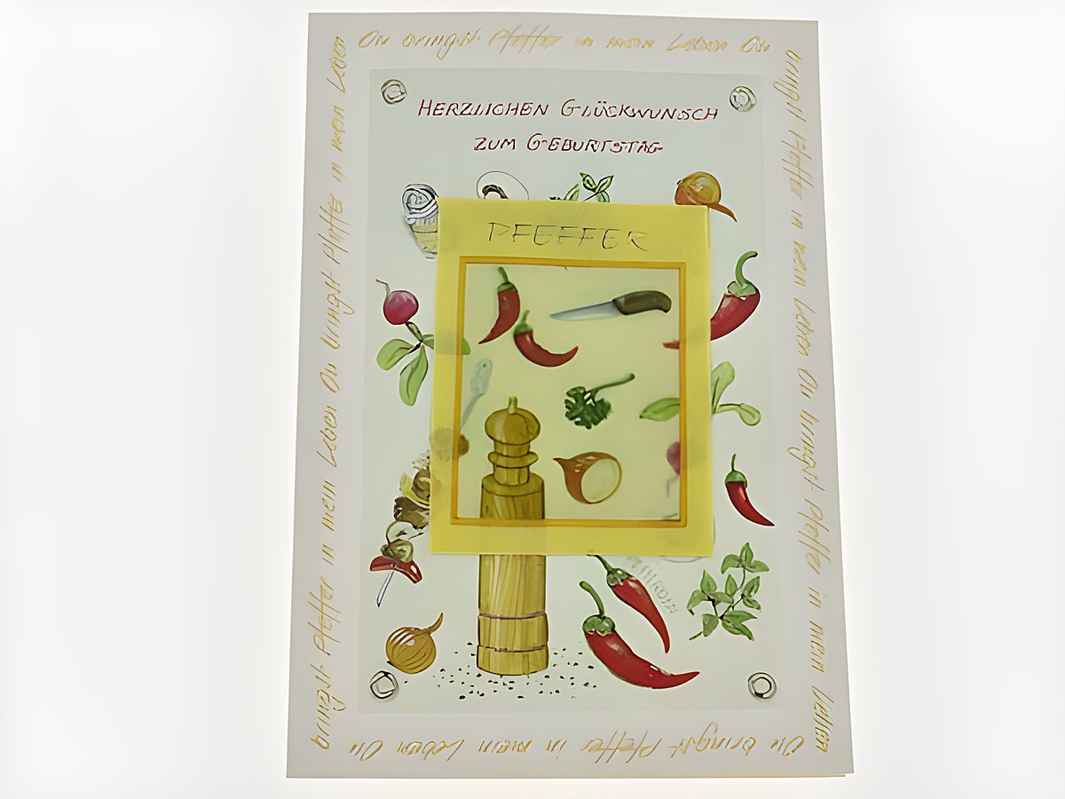 Eine Geburtstagskarte mit einer Illustration von Gewürzen, darunter Chillischoten und Kräuter, und einem Beutel mit der Aufschrift Pfeffer, hergestellt von Juwelier Harnisch.