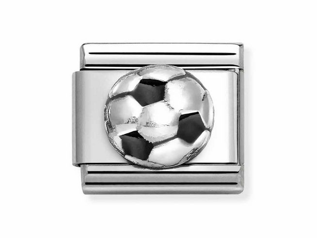 Ein silberner Charm mit einem reliefartigen Fußballsymboldesign, umgeben von einem schlichten Edelstahlrahmen, ideal für Fußballfans und als stylishes Accessoire.