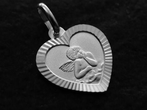 Herzanhänger mit einem Engelmotiv, aus rhodiniertem Sterling Silber, gefertigt vom Juwelier Harnisch, ideal als liebevolles Geschenk oder Schmuckstück.