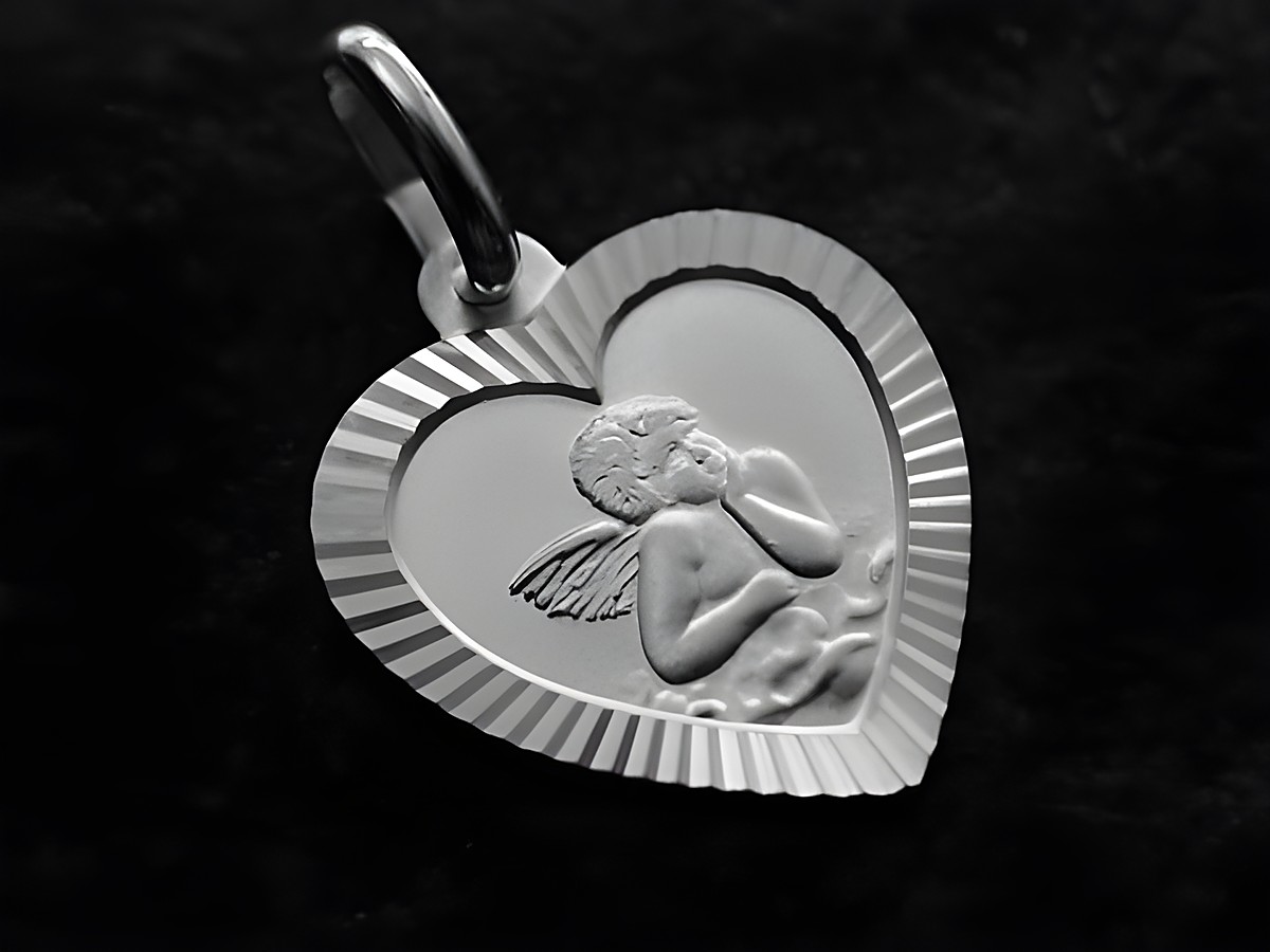 Herzanhänger mit einem Engelmotiv, aus rhodiniertem Sterling Silber, gefertigt vom Juwelier Harnisch, ideal als liebevolles Geschenk oder Schmuckstück.