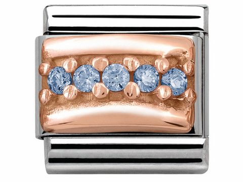 Nomination Classic Roségold Himmelblau 430304 05 zeigt ein elegantes Charm aus Roségold mit funkelnden, hellblauen Steinen in einer geschwungenen Form, perfekt für Armbänder.