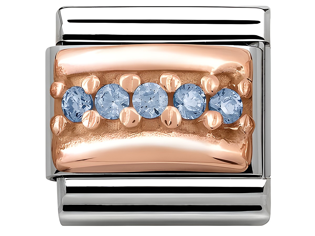Nomination Classic Roségold Himmelblau 430304 05 zeigt ein elegantes Charm aus Roségold mit funkelnden, hellblauen Steinen in einer geschwungenen Form, perfekt für Armbänder.