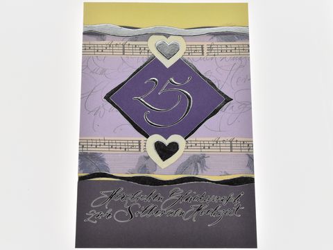 Hochzeitskarte aus Notenpapier mit dem Hersteller Juwelier Harnisch, gestaltet in sanften Farben, verziert mit Herzen und der Zahl 25 sowie einem eleganten Schriftzug zur Feier des Jubiläums.