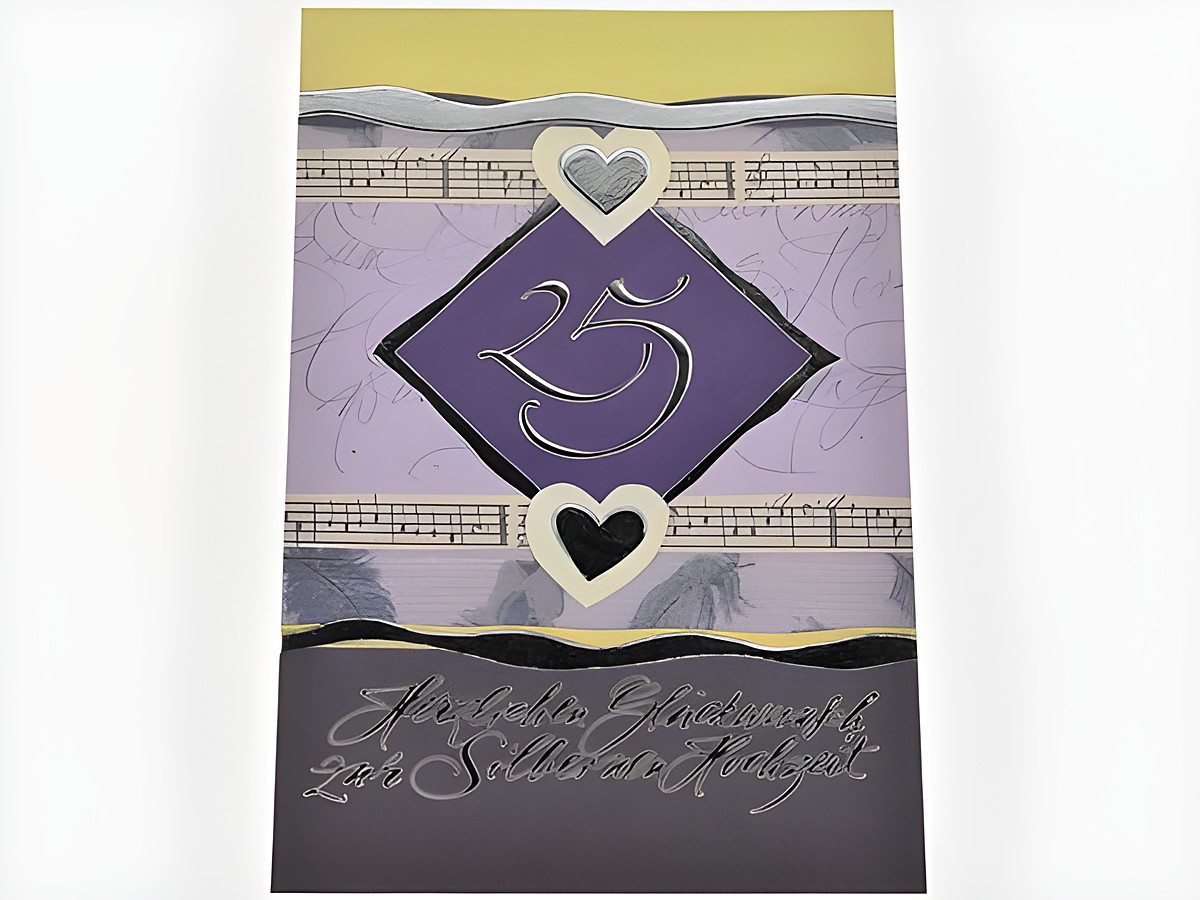 Hochzeitskarte aus Notenpapier mit dem Hersteller Juwelier Harnisch, gestaltet in sanften Farben, verziert mit Herzen und der Zahl 25 sowie einem eleganten Schriftzug zur Feier des Jubiläums.