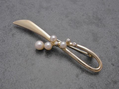 Gold Brosche Perlentraum Gold 585 Brillanten Zuchtperle Anstecknadel Hersteller Juwelier Harnisch Broschen elegante, geschwungene Form mit mehreren Zuchtperlen und funkelnden Brillanten.