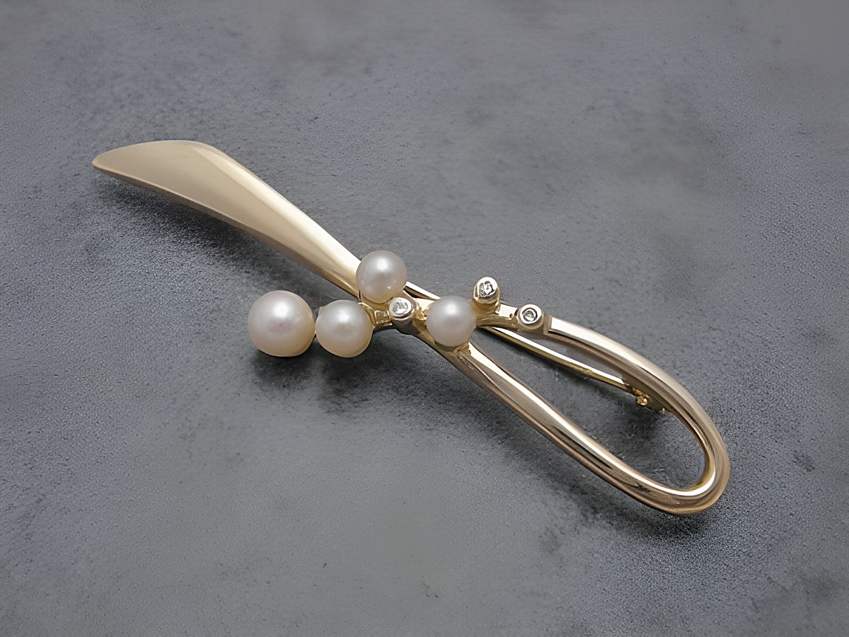 Gold Brosche Perlentraum Gold 585 Brillanten Zuchtperle Anstecknadel Hersteller Juwelier Harnisch Broschen elegante, geschwungene Form mit mehreren Zuchtperlen und funkelnden Brillanten.