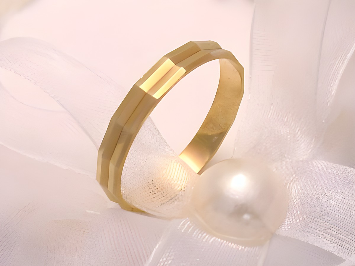 Trauring Ehering NEW LOVE aus Gold 585 in der Größe 68/21,6, hergestellt von Juwelier Harnisch, elegant und modern mit facettierter Oberfläche, perfekt für den besonderen Anlass.