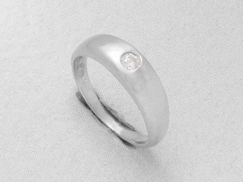 Taufring aus 585 Weißgold mit Diamant von Juwelier Harnisch, elegantes und schlichtes Design, ideal als Taufgeschenk geeignet.