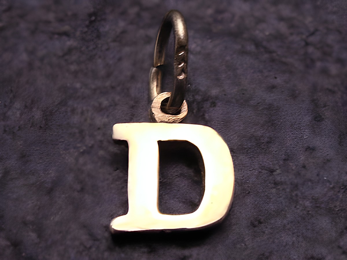 Gold 333 Buchstaben Anhänger in Form des Buchstabens D vom Hersteller Juwelier Harnisch, ideal als persönliches Schmuckstück oder Geschenk.