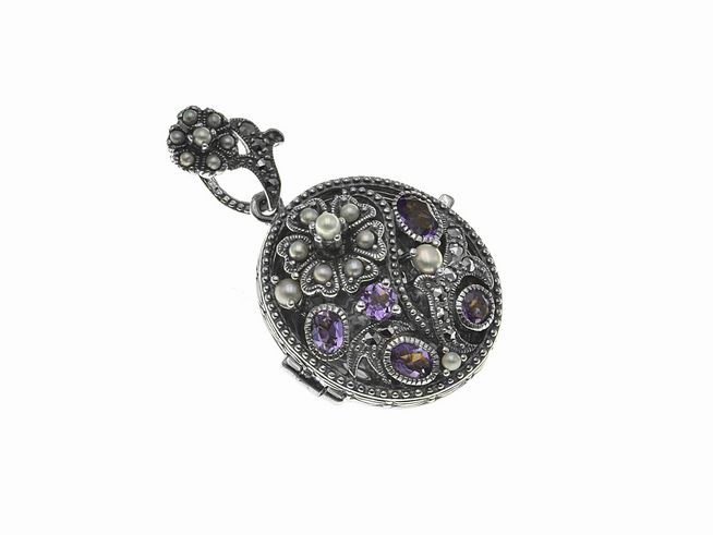 Silber Medaillon Amethyst, königlich nostalgisch, 925 Sterling Silber, verziert mit perlenförmigen und facettierten Steinen, Hersteller Juwelier Harnisch, elegantes Design mit floralem Muster.
