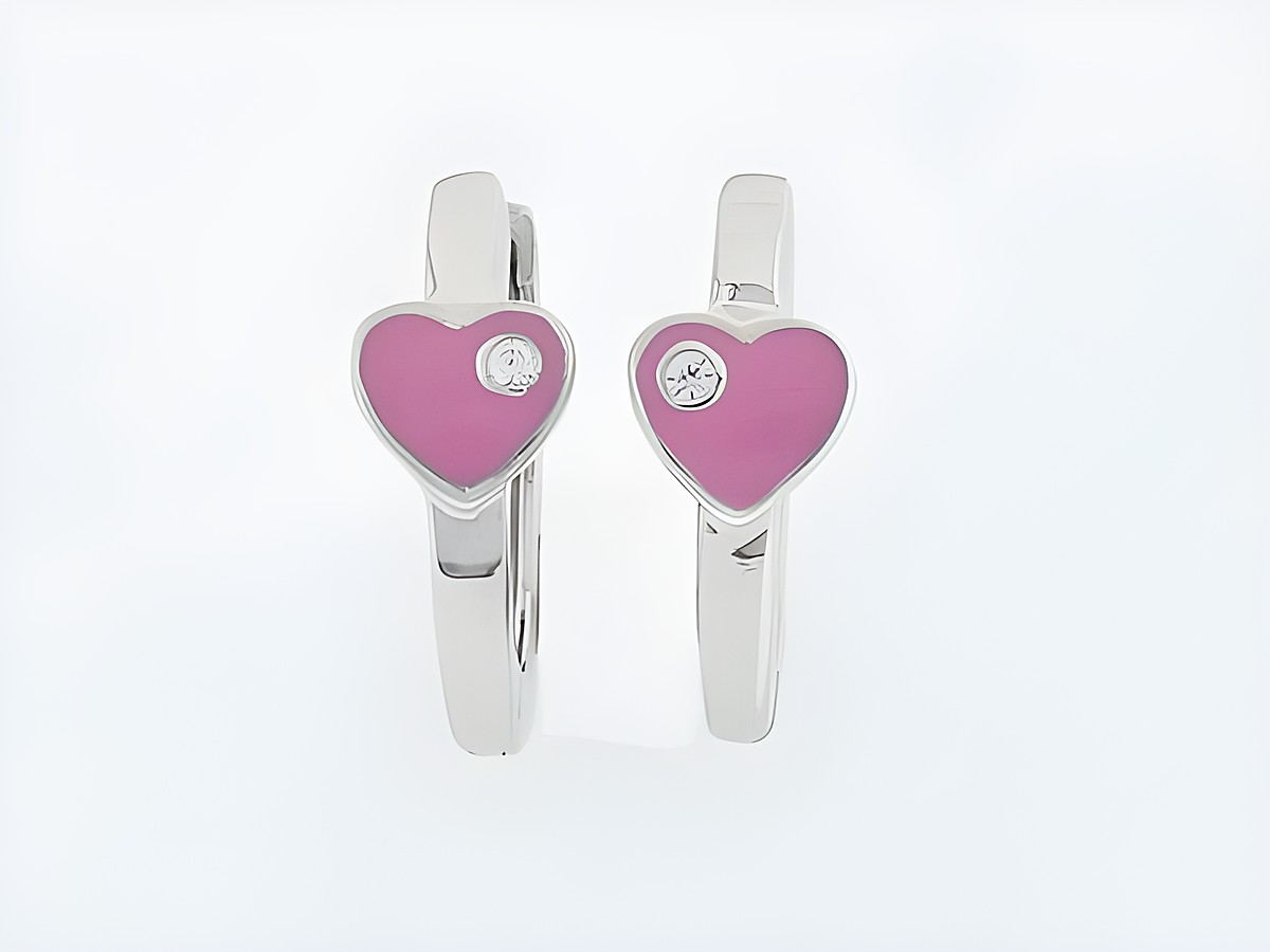 Creolen aus rhodiniertem Silber mit süßem Herzdesign in Lack und Glas, verziert mit einem funkelnden Stein, ideal für Kinder und hergestellt von Juwelier Harnisch.