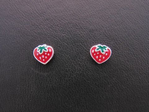 Silber Ohrstecker mit niedlichen Erdbeeren in rot und dunkelgrün, perfekt für Kinder, hergestellt von Juwelier Harnisch, aus lackiertem Material.