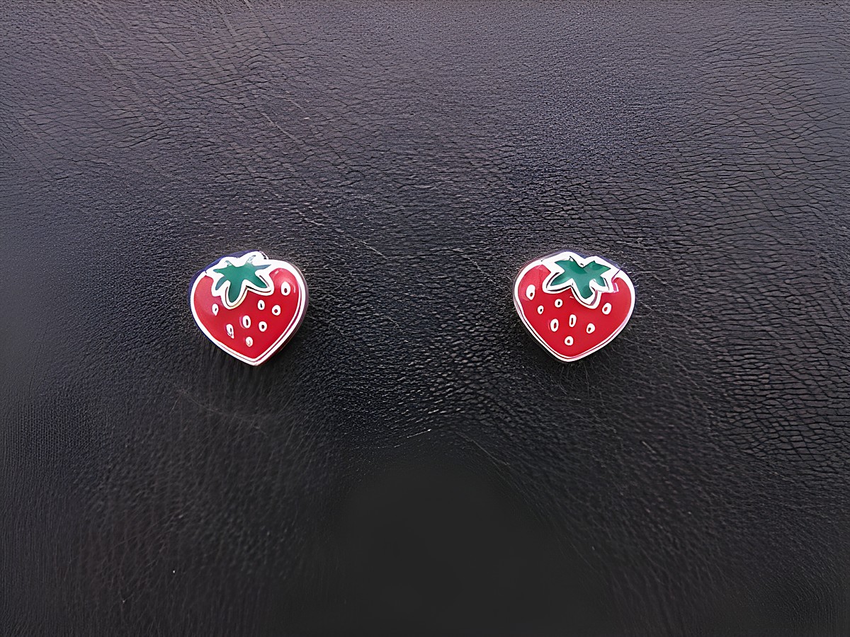 Silber Ohrstecker mit niedlichen Erdbeeren in rot und dunkelgrün, perfekt für Kinder, hergestellt von Juwelier Harnisch, aus lackiertem Material.