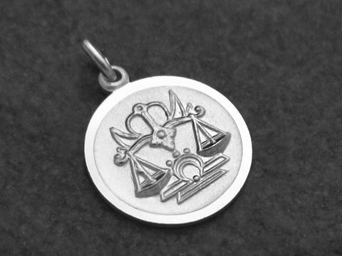 Wunderschöner runder 925 Sterling Silber Anhänger mit dem Symbol für das Sternzeichen Waage, gefertigt von Juwelier Harnisch. Ideal für Schmuckliebhaber und Sternzeichen-Fans.