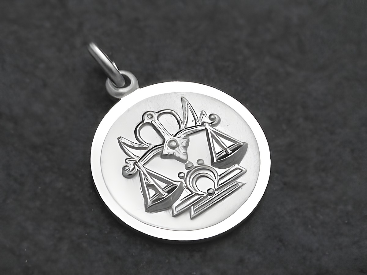 Wunderschöner runder 925 Sterling Silber Anhänger mit dem Symbol für das Sternzeichen Waage, gefertigt von Juwelier Harnisch. Ideal für Schmuckliebhaber und Sternzeichen-Fans.